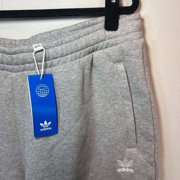 Adidas Mens Essentials Sweat Shorts  Grey Heather Pockets Fleece Logo  NEW Large - Picture 4 of 13